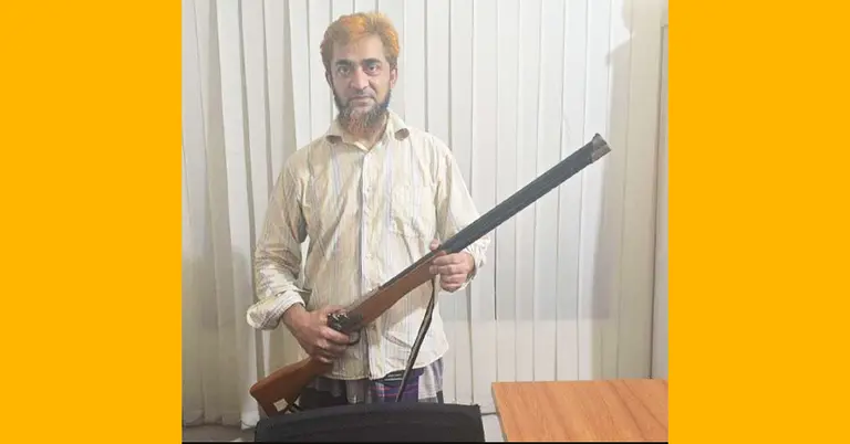 ডামি রাইফেলসহ আটক ব্যক্তি